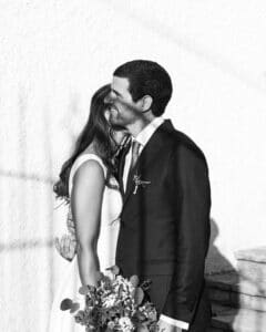 Retrato en blanco y negro de pareja, parte de sesión fotográfica de boda