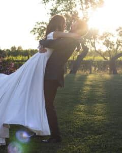 Fotografía de boda con retrato espontáneo de pareja en entorno natural iluminado