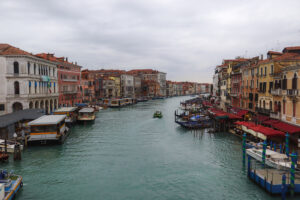 Fotografía urbana de canal histórico con barcas y arquitectura tradicional