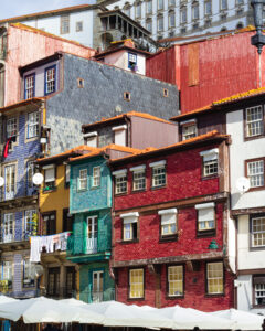 Fotografía urbana de fachadas coloreadas con enfoque documental y estilo creativo