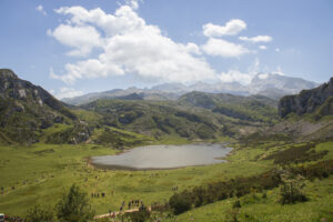 Fotografía de paisaje, lago rodeado de naturaleza y montañas altas