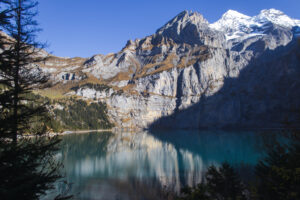 Fotografía de paisaje alpino con lago reflejando montañas, parte del portfolio
