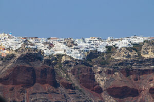 Fotografía profesional de paisaje urbano, entorno natural rocoso bajo multitud de casas griegas