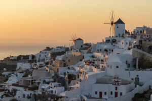 Fotografía de viaje con pueblo mediterráneo y arquitectura blanca tradicional en atardecer