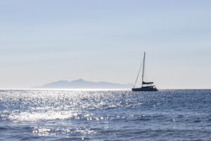 Foto de paisaje marítima con velero navegando en mar abierto y composición minimalista
