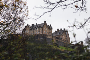 Fotografía profesional de castillo histórico rodeado de naturaleza