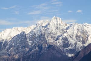 Fotografía de paisaje de montaña con cimas nevadas capturadas con gran profundidad