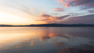 Fotografía de paisaje marino con horizonte limpio y reflejos delicados al atardecer
