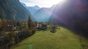 Fotografía de paisaje natural con valle verde y luz lateral suave