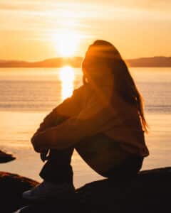 Fotografía de retrato, atardecer en la playa con reflejos en el agua