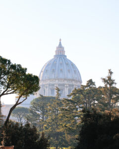 Fotografía arquitectónica del Vaticano integrada en entorno urbano y natural